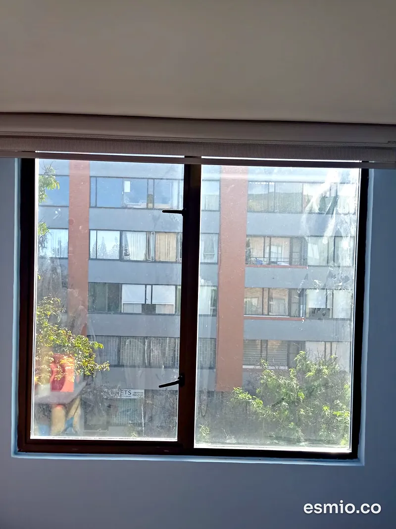 Antes: ventana con el vidrio manchado de polvo y marcas de agua lluvia