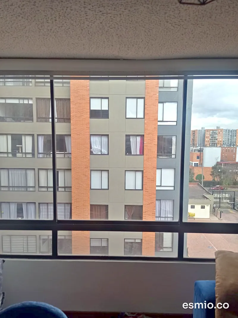 Antes: ventanal de la sala de un apartamento en Bogotá con los vidrios opacos