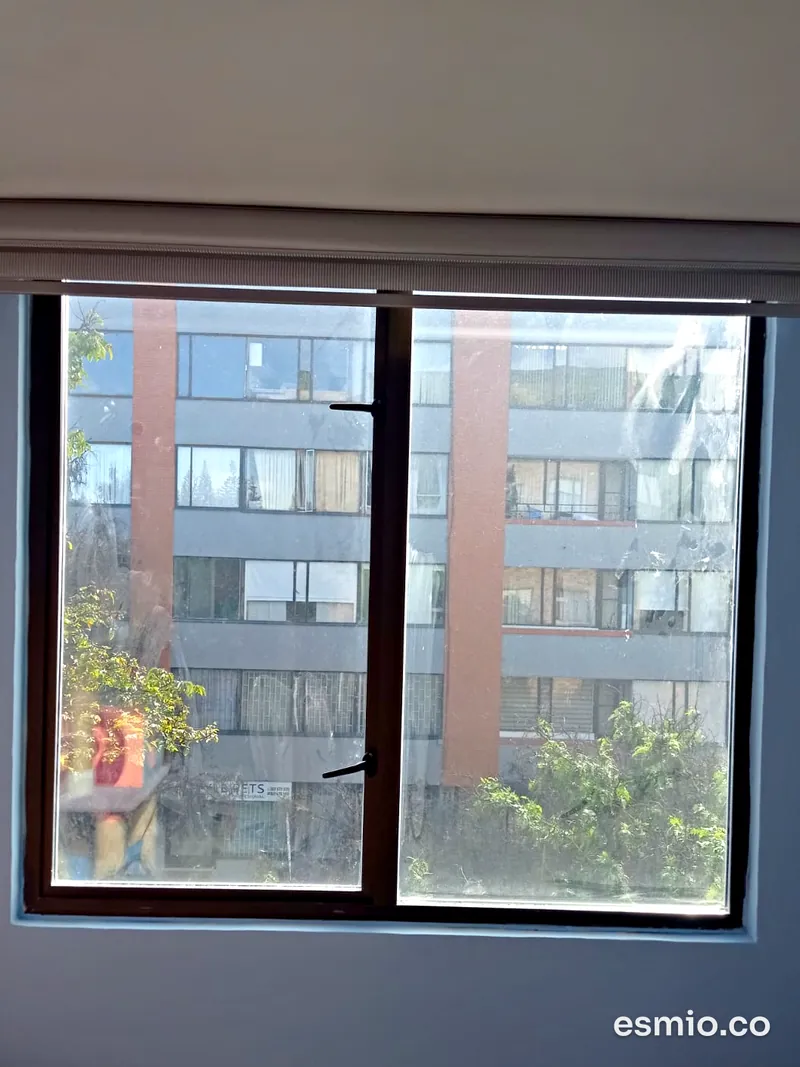 Antes: ventana con el vidrio manchado de polvo y marcas de lluvia (8:18 a. m.)