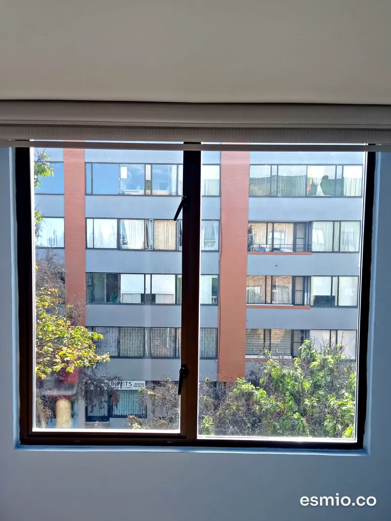 Después: la misma ventana con los vidrios transparentes tras la limpieza con robot (9:05 a. m.)