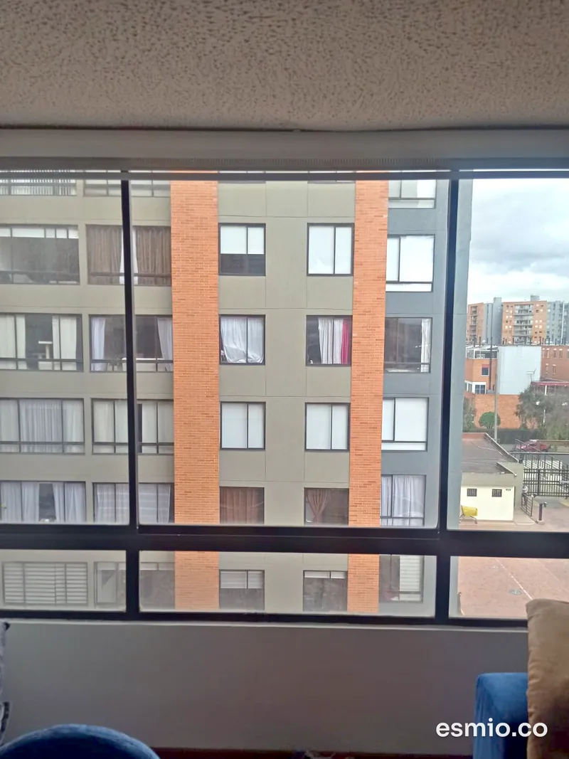 Antes: ventanal de sala con los vidrios opacos (8:59 a. m.)