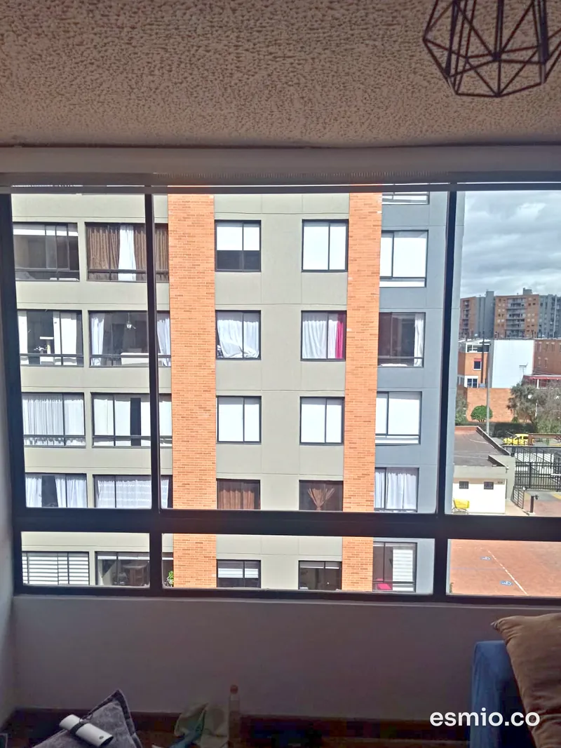 Después: el mismo ventanal de sala con los vidrios limpios (9:55 a. m.)