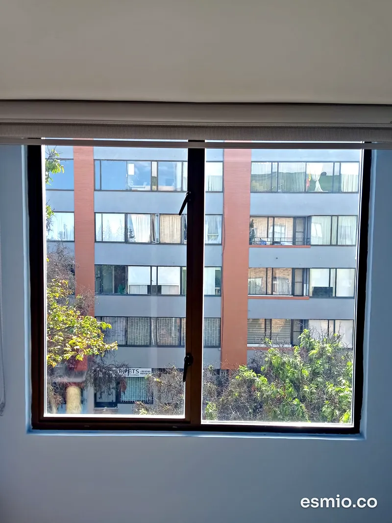 Después: la misma ventana con los vidrios transparentes, 47 minutos después, tras la limpieza con robot