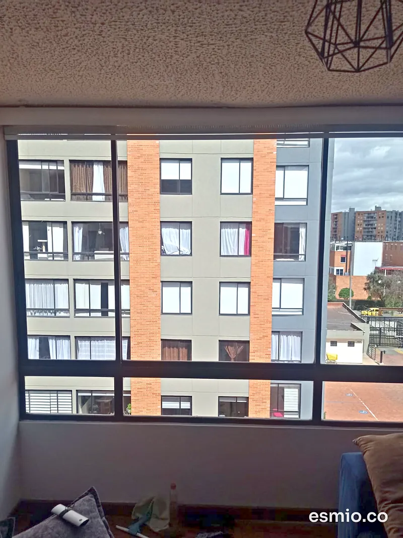 Después: el mismo ventanal de sala con los vidrios limpios y la vista despejada