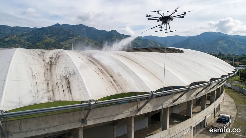 Ilustración: dron lavando la cubierta blanca de un estadio de fútbol en Colombia