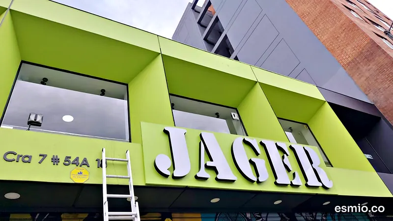 Limpieza de vidrios en la fachada de un local comercial sobre la carrera Séptima, en Chapinero (Bogotá)