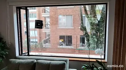 Robot limpiando el ventanal de una sala