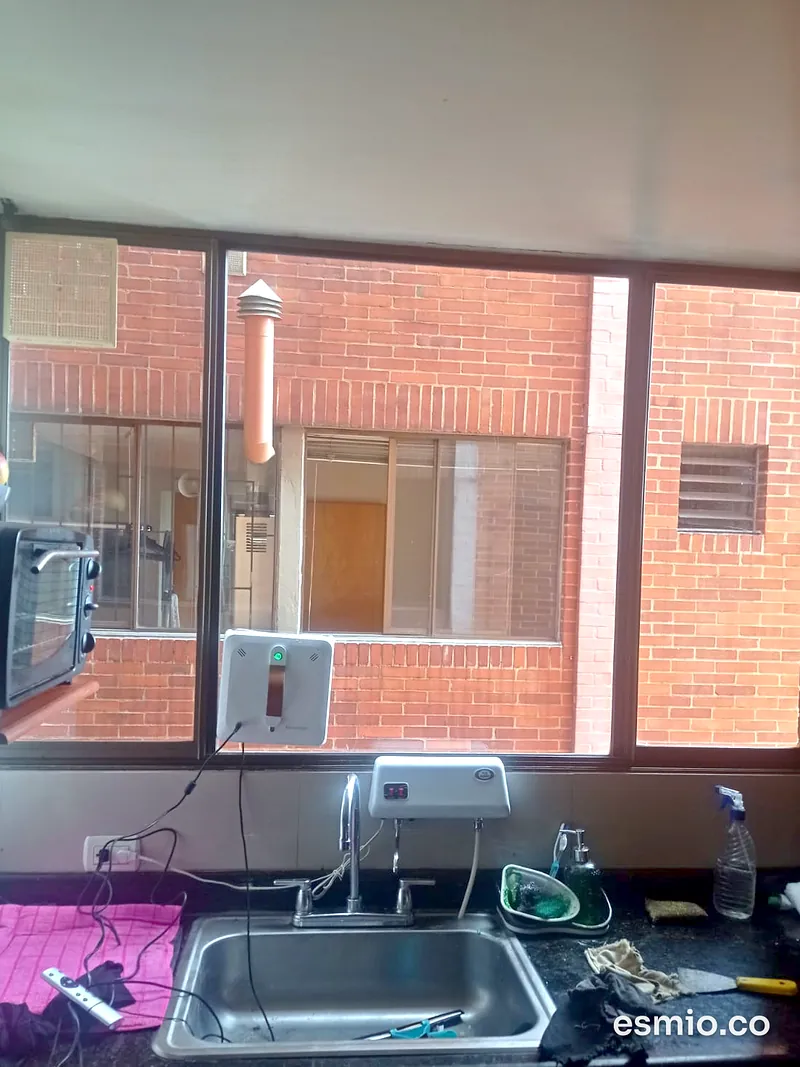 Durante: robot limpia ventanas adherido al vidrio de la cocina mientras limpia