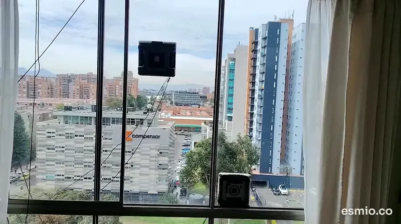 Robot limpia vidrios trabajando en un ventanal de Bogotá