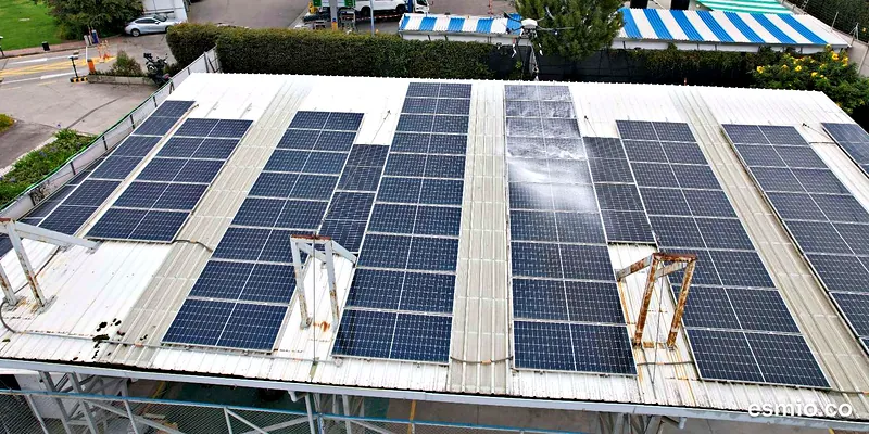 Techo con paneles solares durante el lavado con dron: las filas ya lavadas brillan frente a las que aún tienen polvo