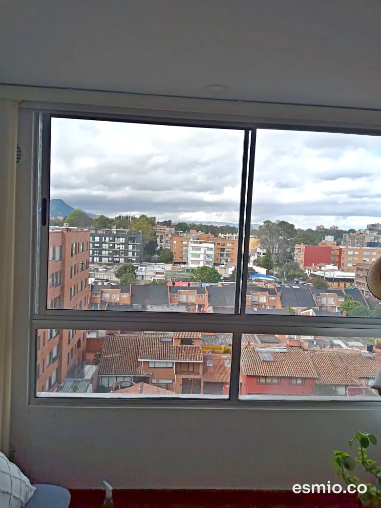 Ventana de apartamento con los vidrios limpios y vista a la ciudad