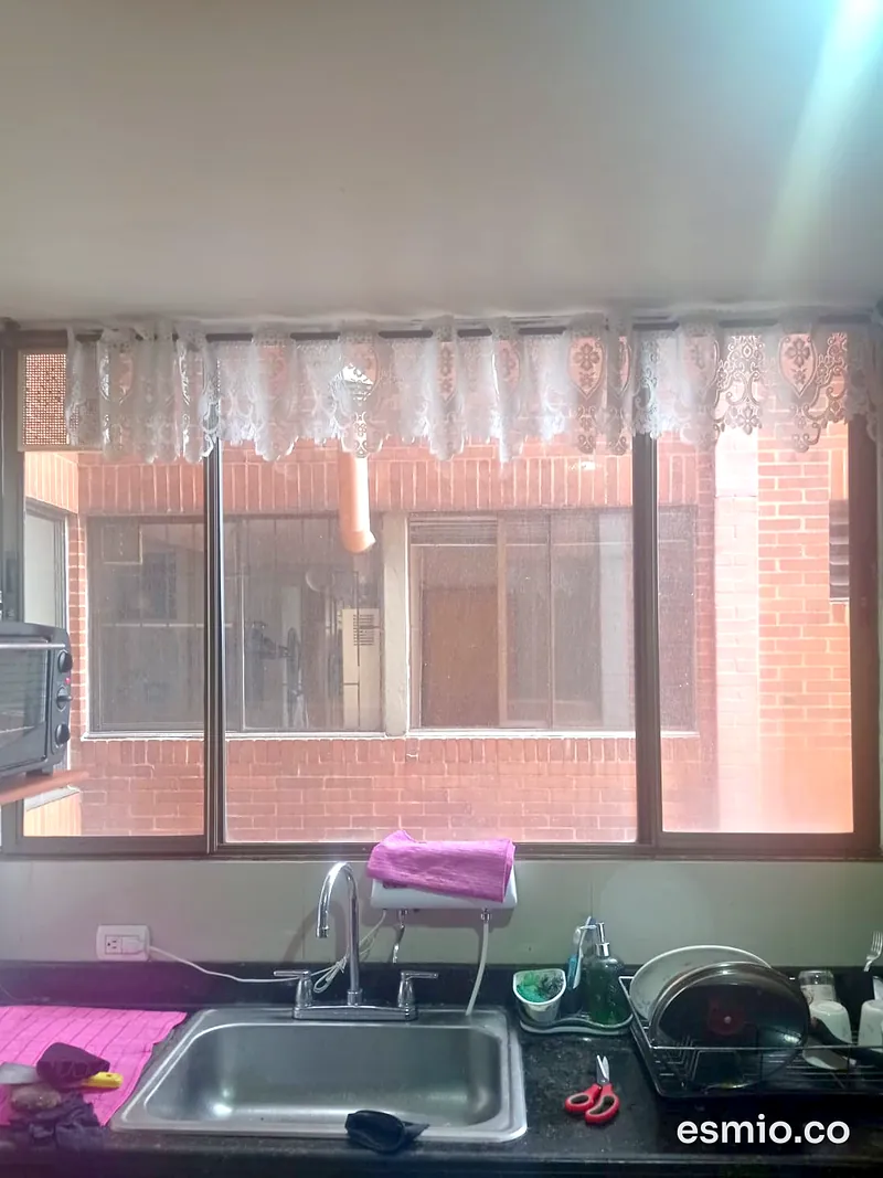 Antes: ventana de cocina con los vidrios opacos por polvo y grasa