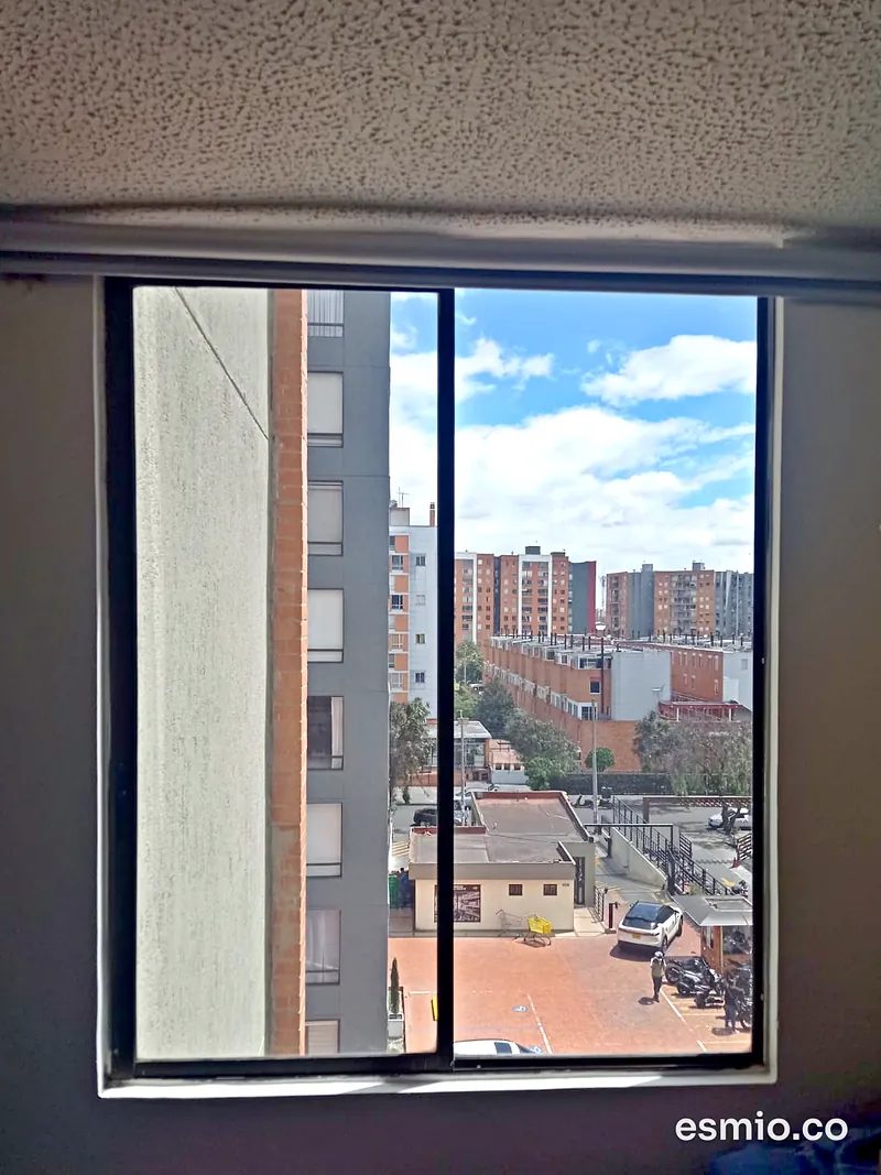 Ventana de apartamento con vidrios limpios bajo un cielo despejado en Bogotá
