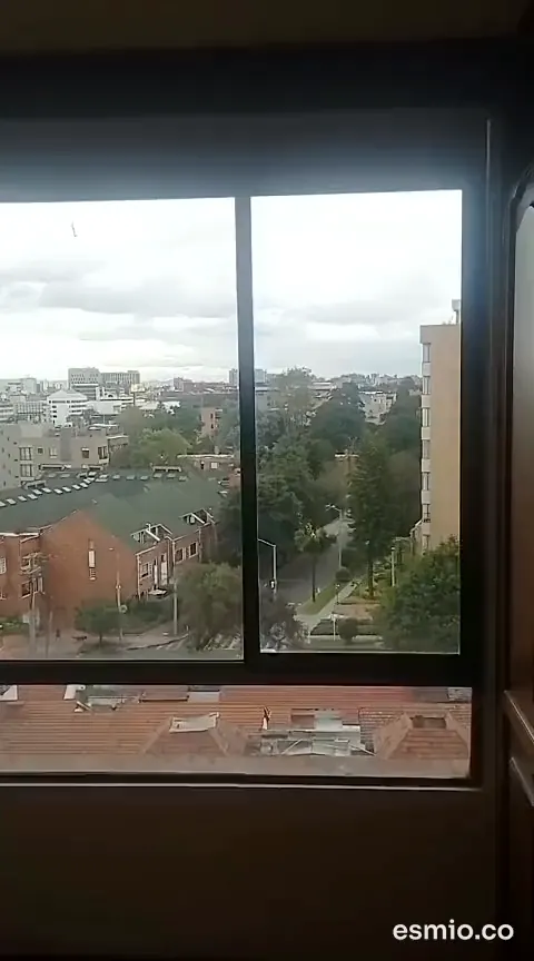 Ventana limpia con vista a casas y edificios