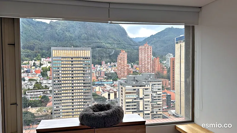 Ventana impecable con vista a los cerros orientales y a los edificios de ladrillo de Bogotá