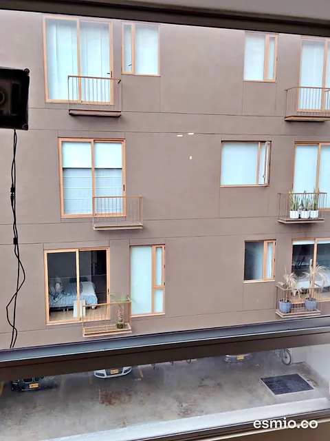 Ventana de apartamento con vista a un edificio residencial vecino en Bogotá