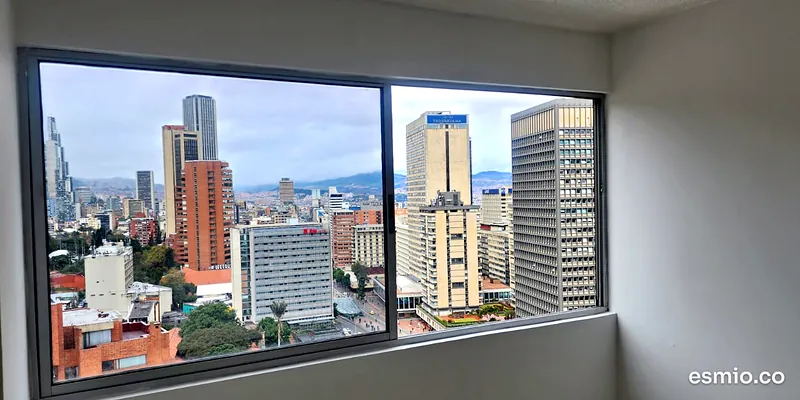 Ventanal esquinero con vidrios limpios y vista a los edificios del centro de Bogotá