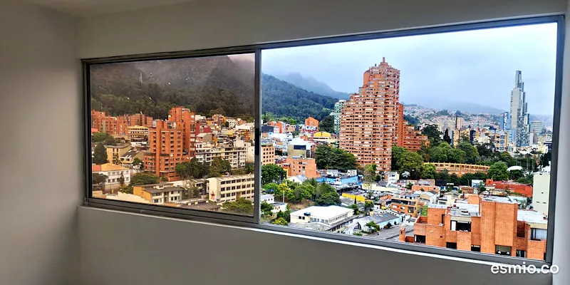 Ventanal panorámico con vidrios limpios y vista a la ciudad de Bogotá
