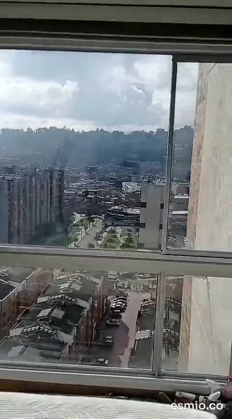 Ventanal en piso alto con vista a Bogotá