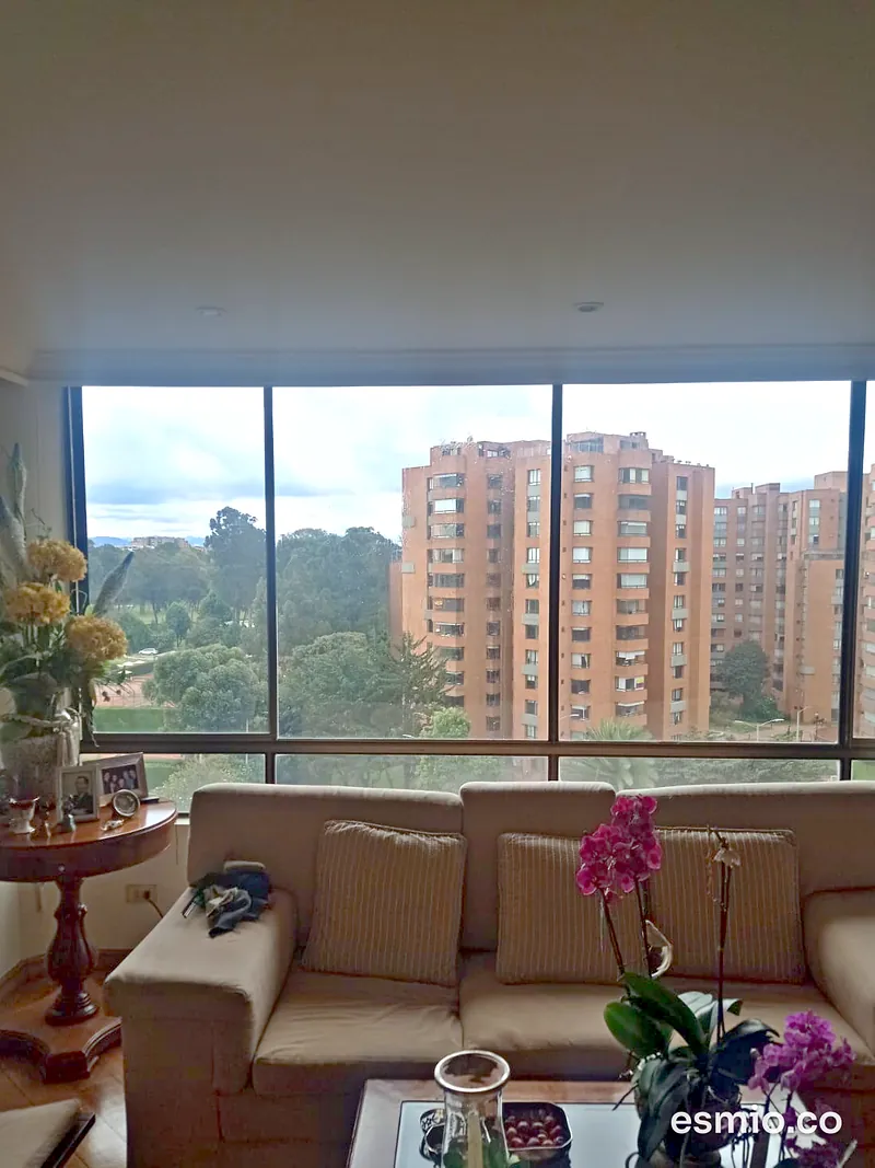 Ventanal de sala con vidrios limpios y vista a un conjunto residencial en Bogotá