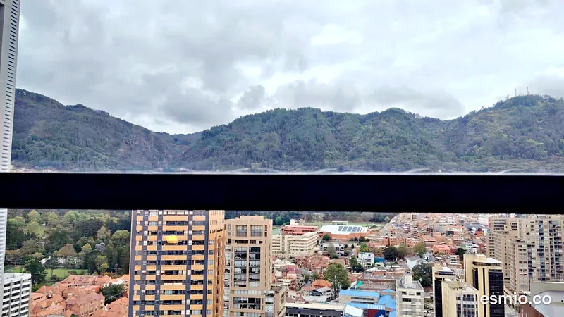 Vidrios en altura recién limpiados con vista panorámica de los cerros y la ciudad de Bogotá